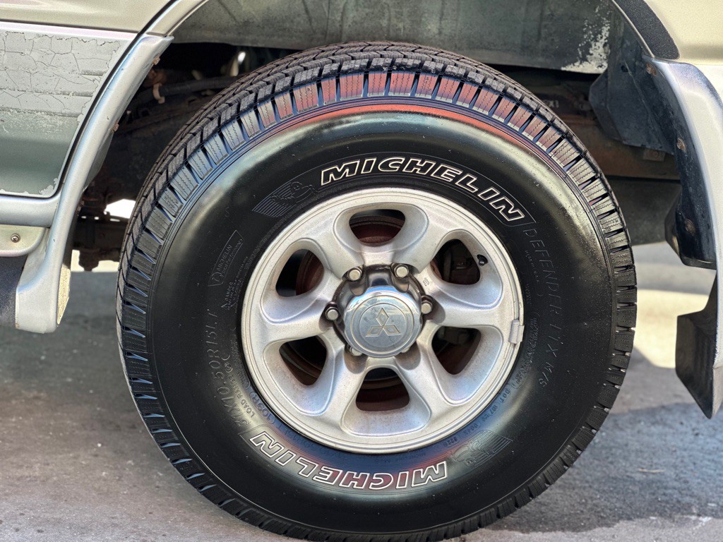 2000 Mitsubishi Montero Image 10