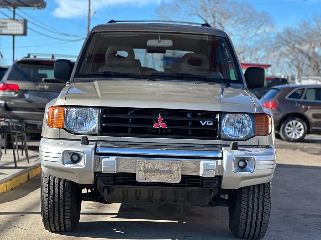 2000 Mitsubishi Montero Image 11