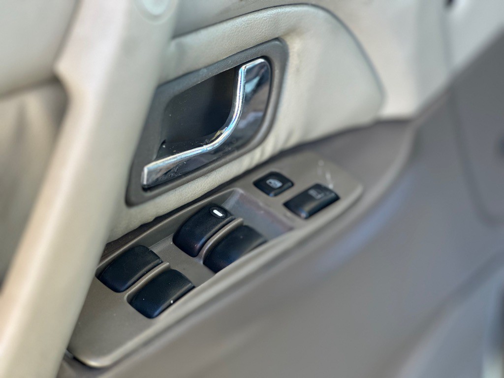 2000 Mitsubishi Montero Image 14