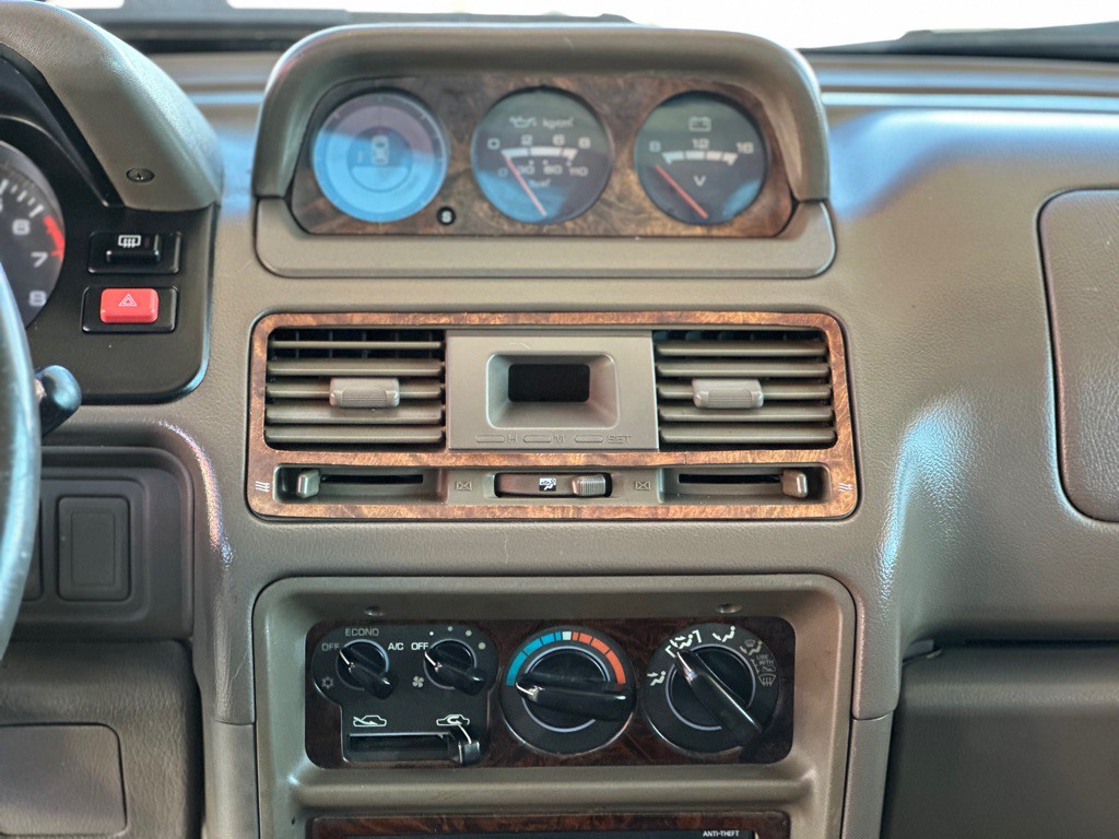 2000 Mitsubishi Montero Image 20