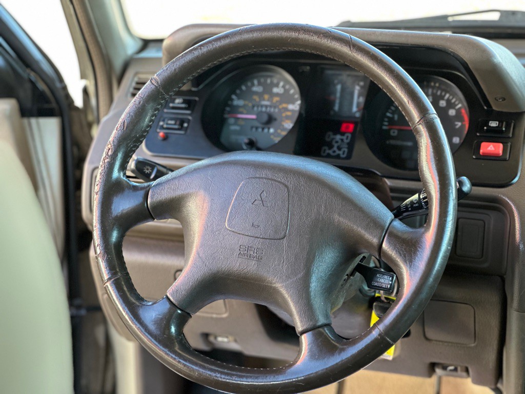 2000 Mitsubishi Montero Image 21