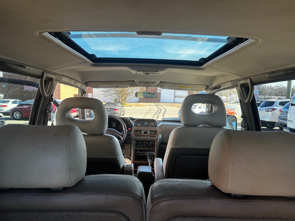 2000 Mitsubishi Montero Image 24