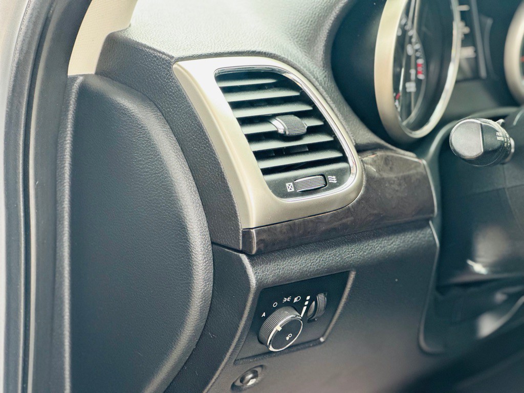 2011 Jeep Grand Cherokee Image 18