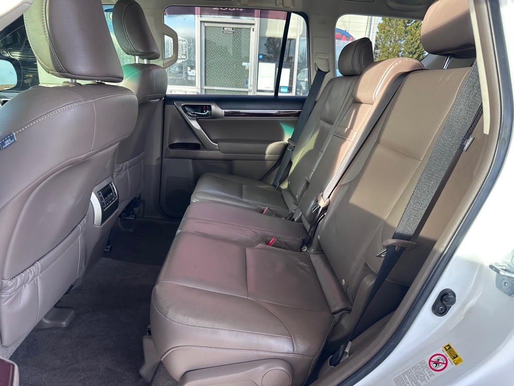 2015 Lexus GX Image 19