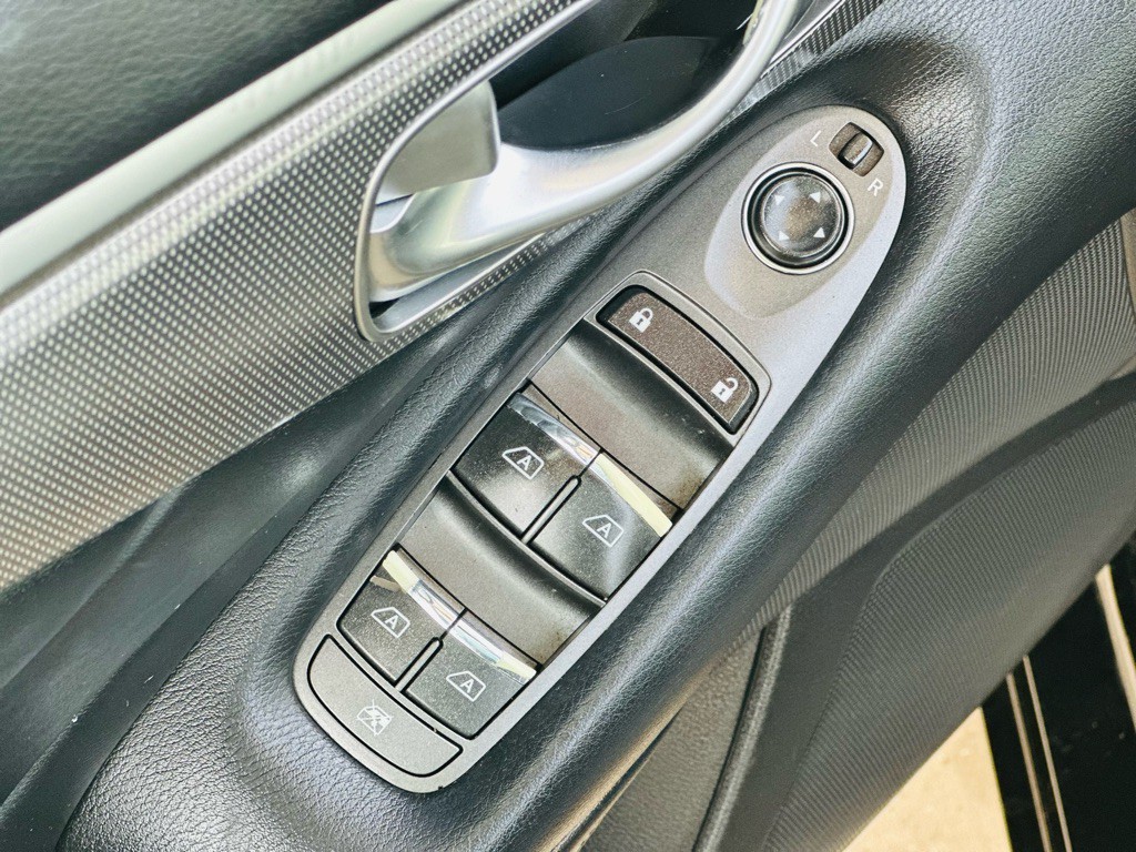 2015 INFINITI Q50 Image 16