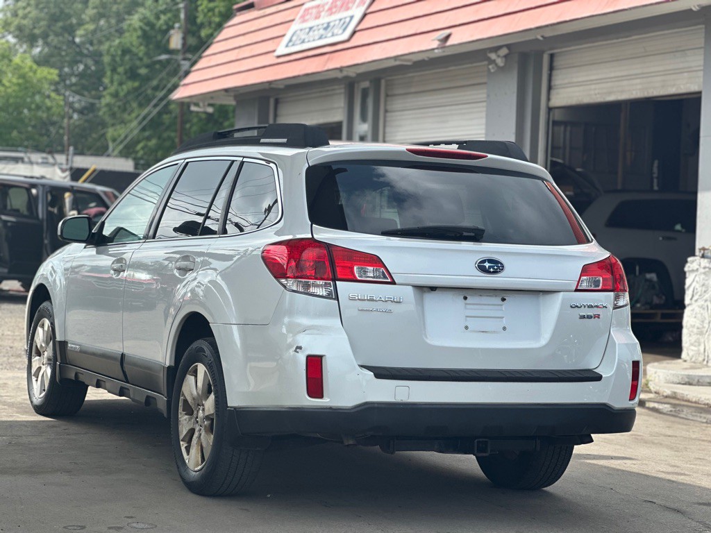 2011 Subaru Outback Image 8