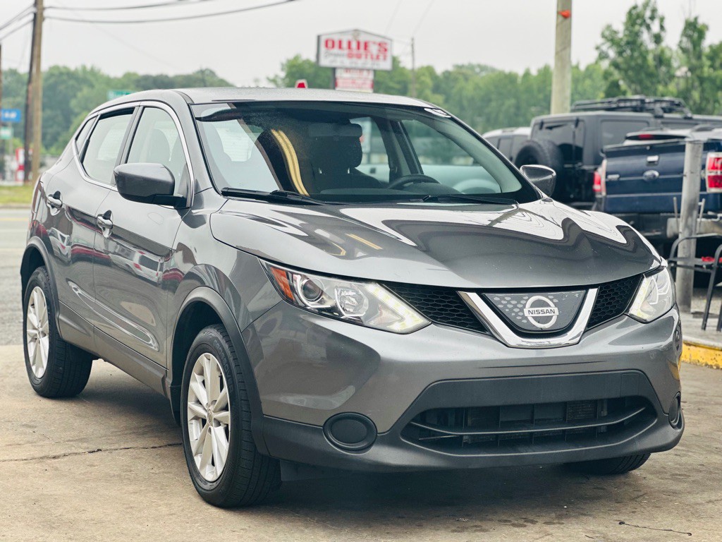 2018 Nissan Rogue Image 1