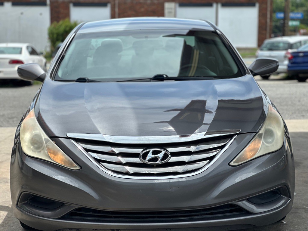 2011 Hyundai Sonata Image 2