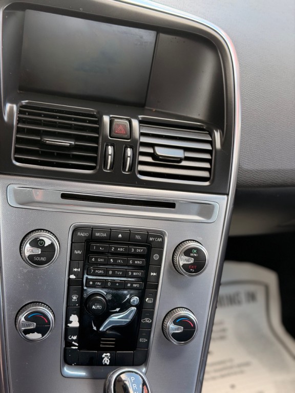 2017 Volvo XC60 Image 16