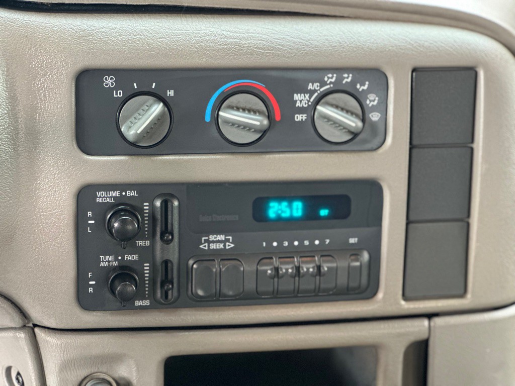 2005 GMC Safari Image 9
