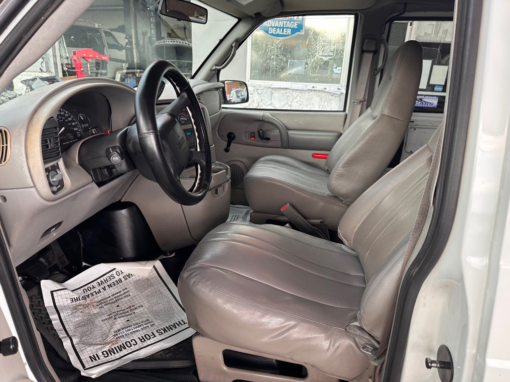 2005 GMC Safari Image 10