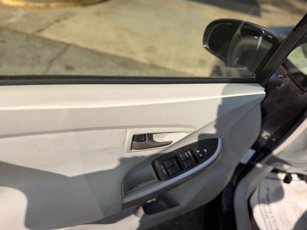 2012 Toyota Prius Image 13