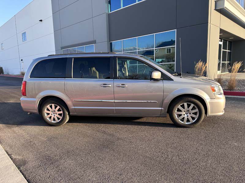 2016 Chrysler Town & Country Image 3