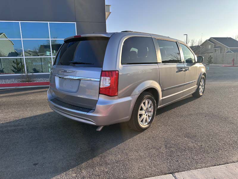 2016 Chrysler Town & Country Image 4