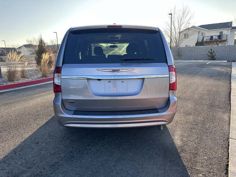 2016 Chrysler Town & Country Image 5