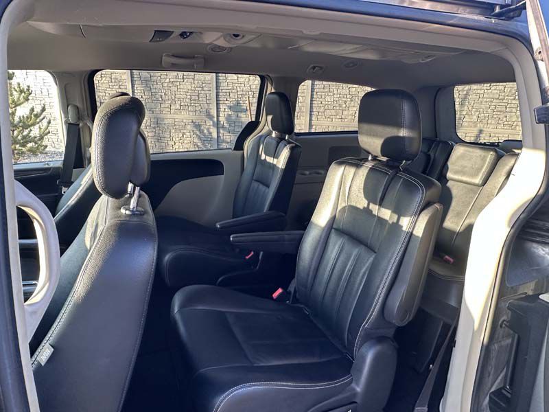 2016 Chrysler Town & Country Image 10