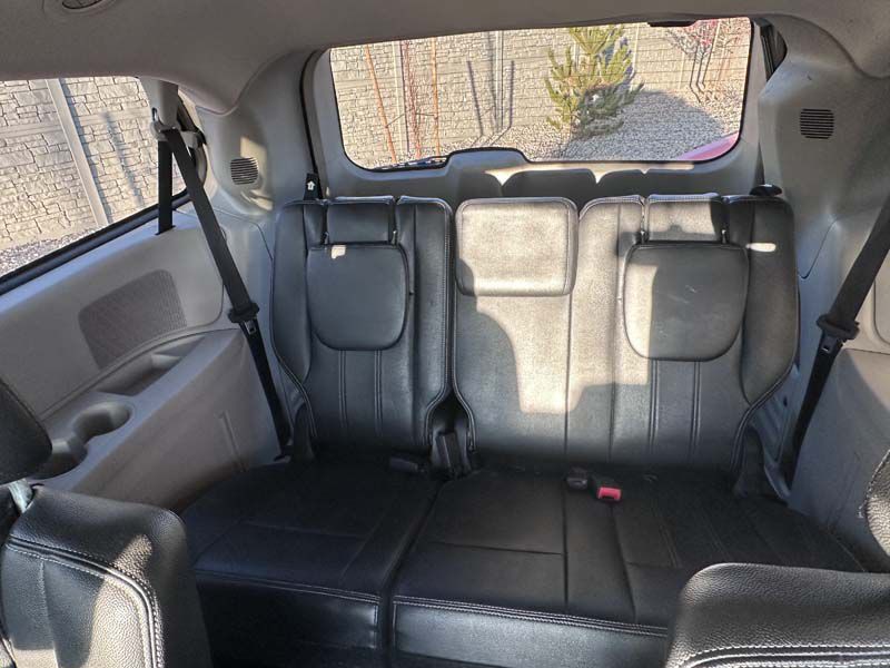 2016 Chrysler Town & Country Image 11