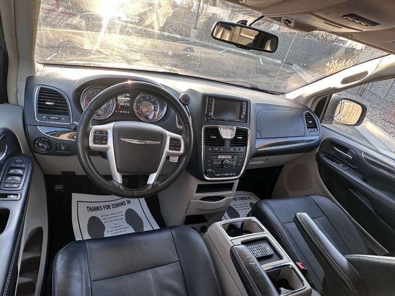 2016 Chrysler Town & Country Image 12