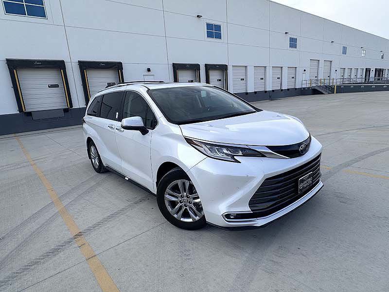 2023 Toyota Sienna Image 2