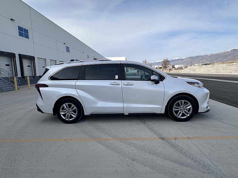 2023 Toyota Sienna Image 3