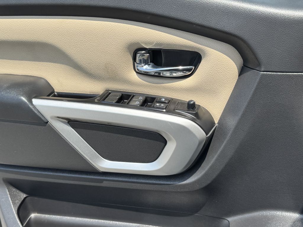 2018 Nissan Titan Image 19