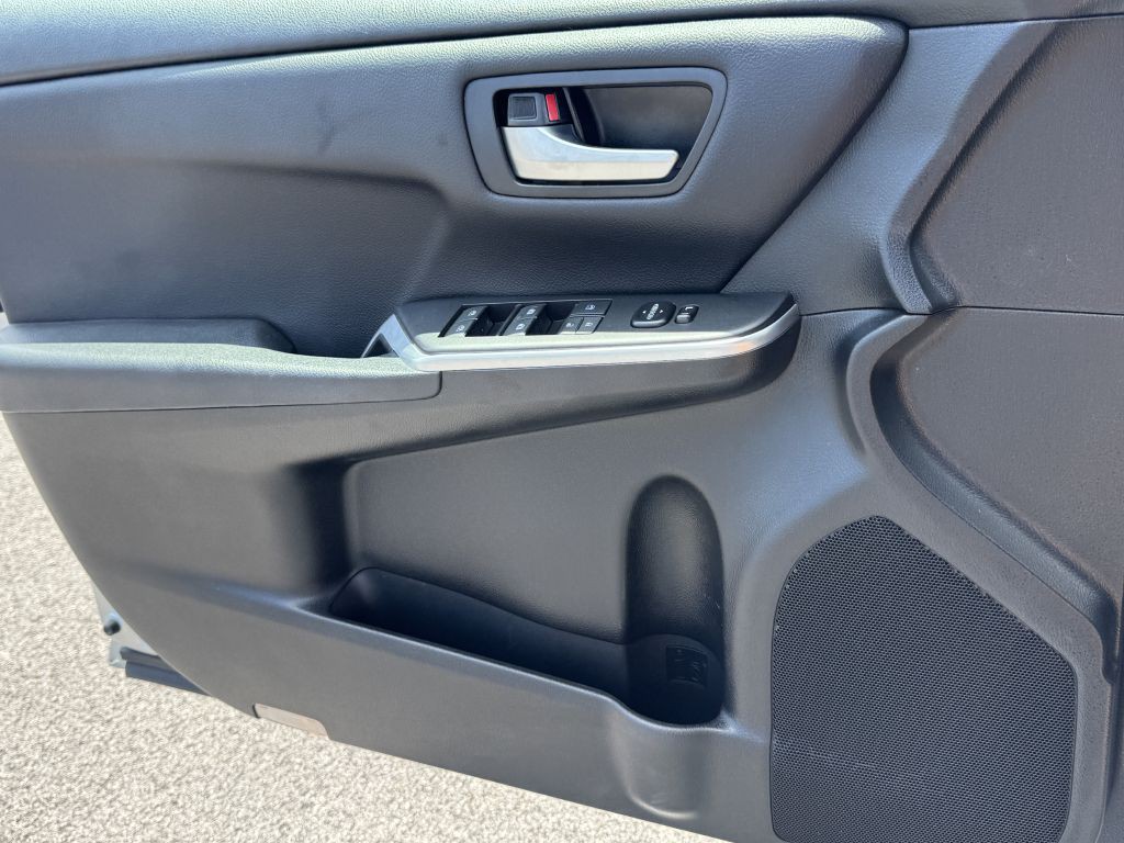2017 Toyota Camry Image 15