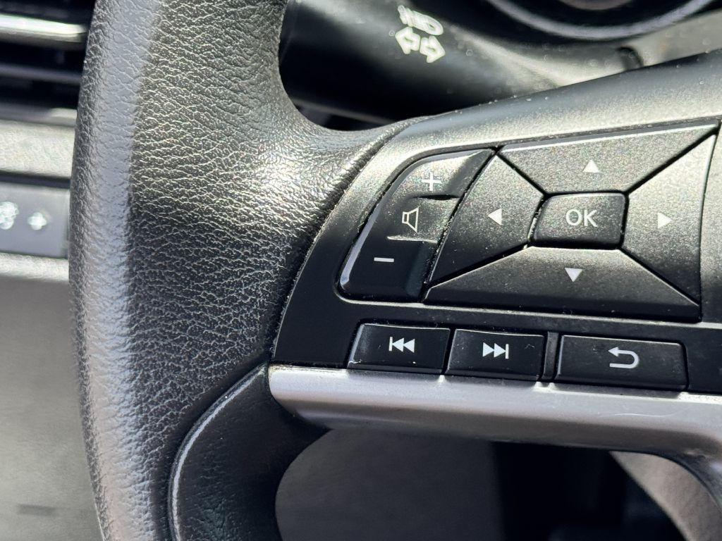 2020 Nissan Altima Image 17
