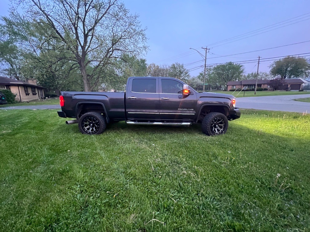 2016 GMC Sierra Image 2