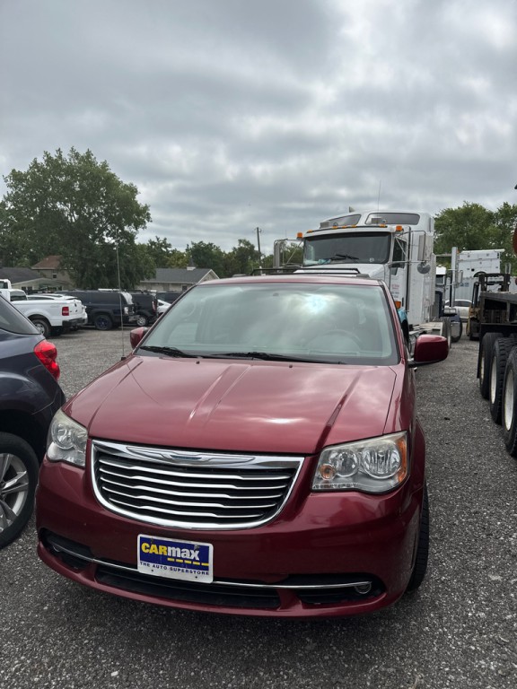 2012 Chrysler Town & Country Image 2