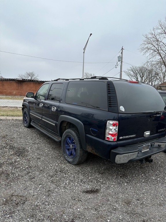 2005 Chevrolet Suburban Image 2