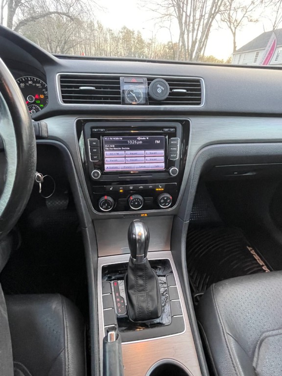 2014 Volkswagen Passat Image 16