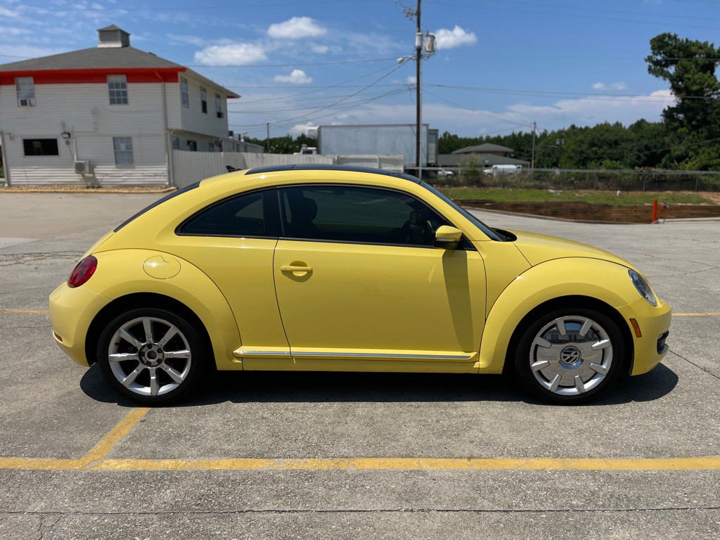 2013 Volkswagen Beetle Image 2