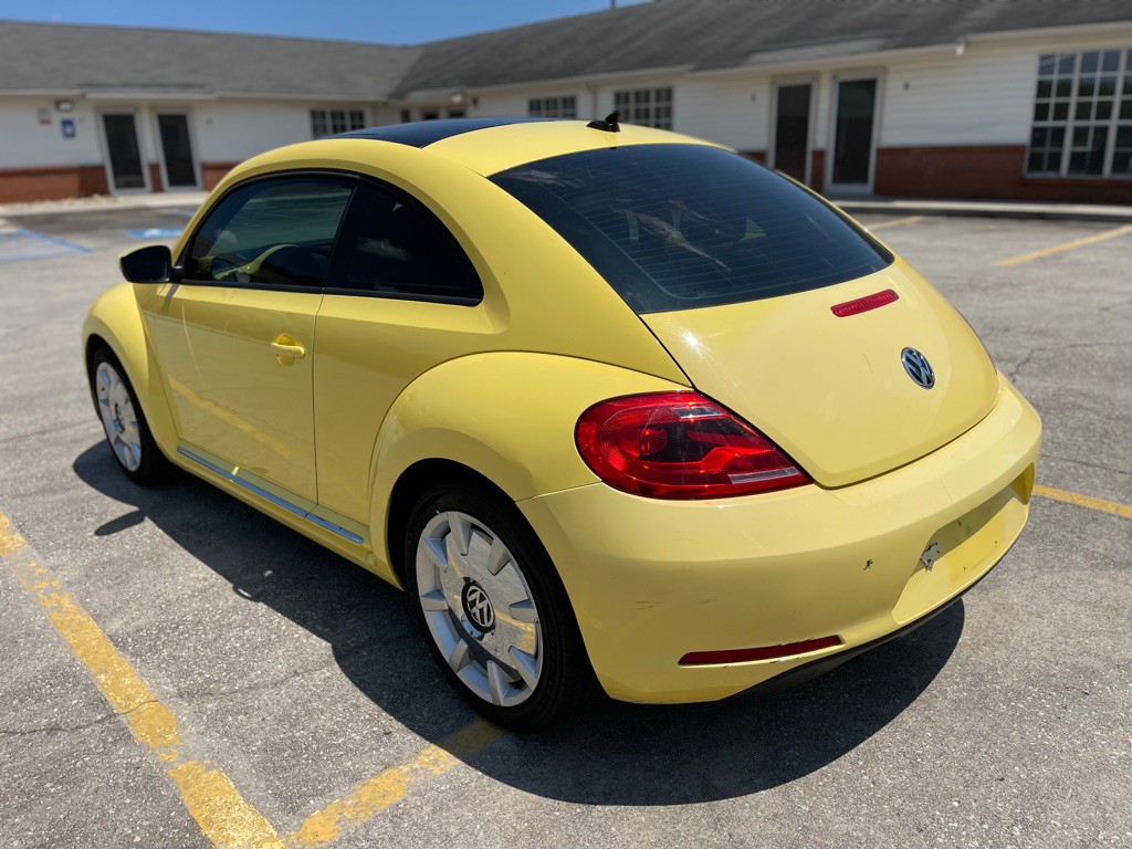 2013 Volkswagen Beetle Image 4