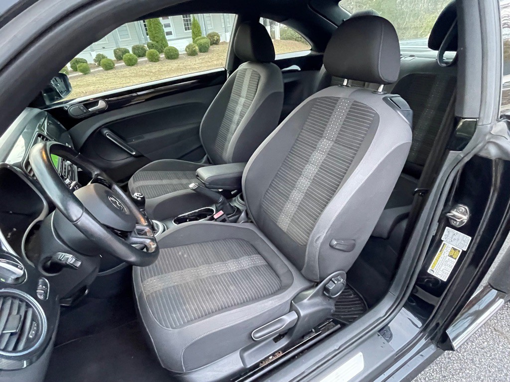 2013 Volkswagen Beetle Image 11