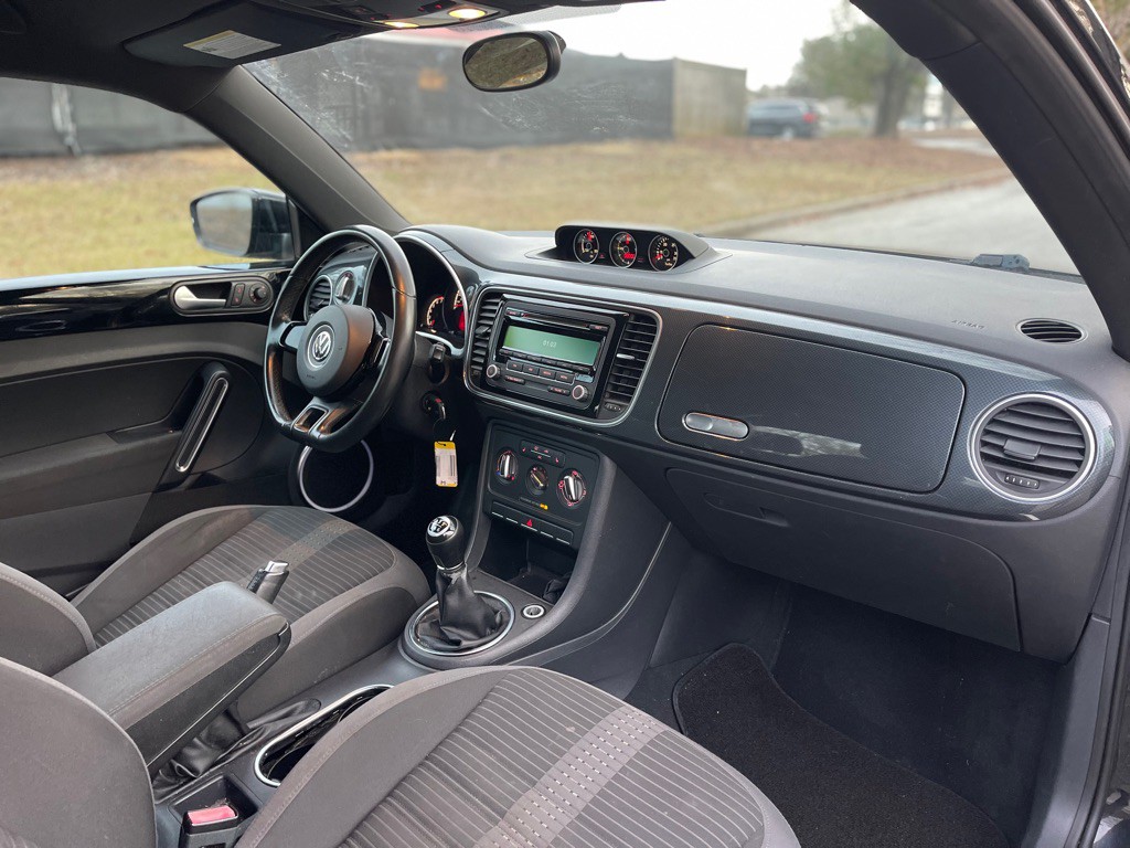 2013 Volkswagen Beetle Image 13