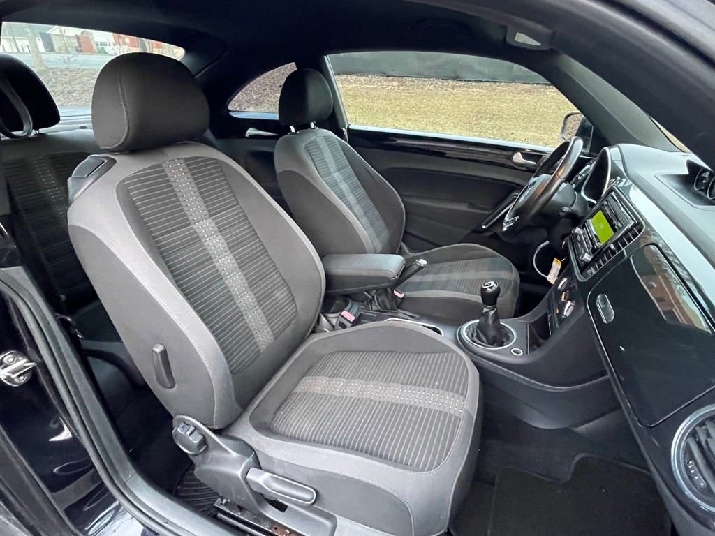 2013 Volkswagen Beetle Image 14