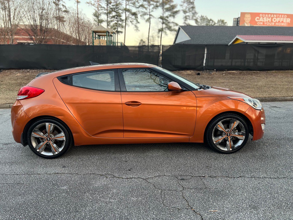 2016 Hyundai Veloster Image 2