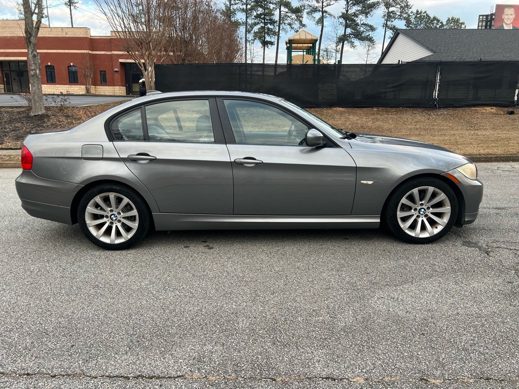 2011 BMW 3 Series Image 2