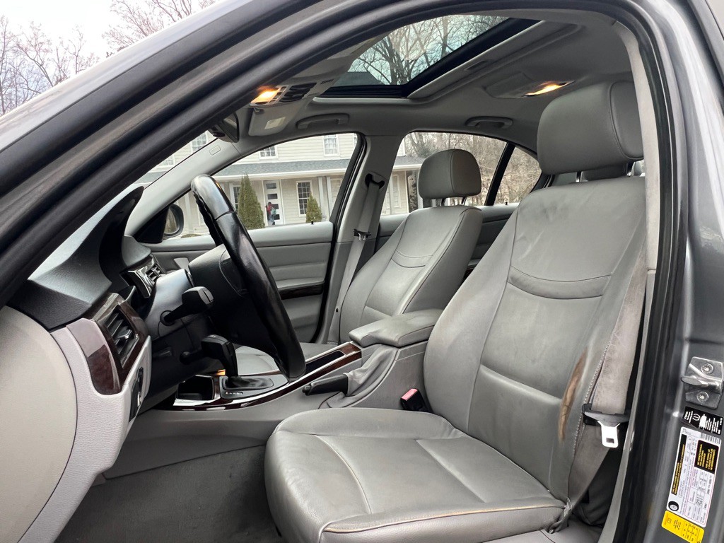 2011 BMW 3 Series Image 11