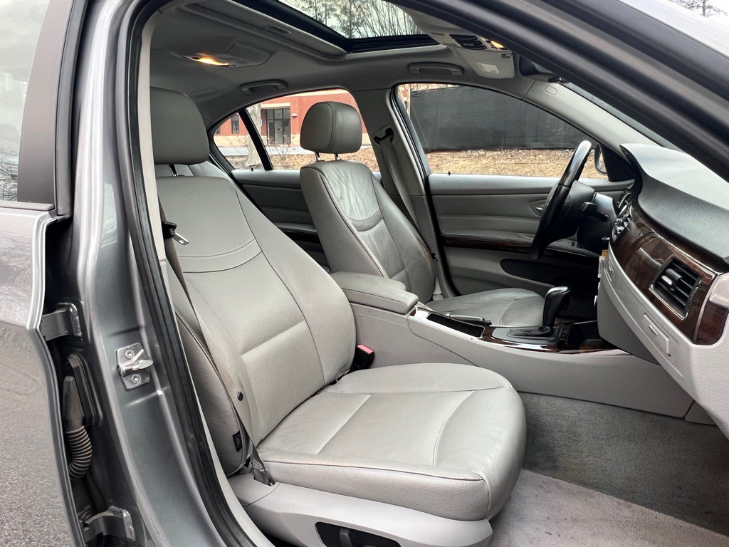 2011 BMW 3 Series Image 14