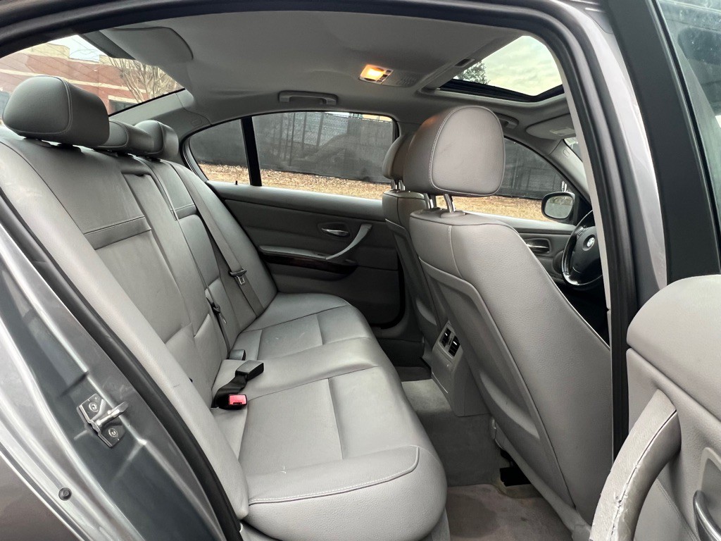 2011 BMW 3 Series Image 15