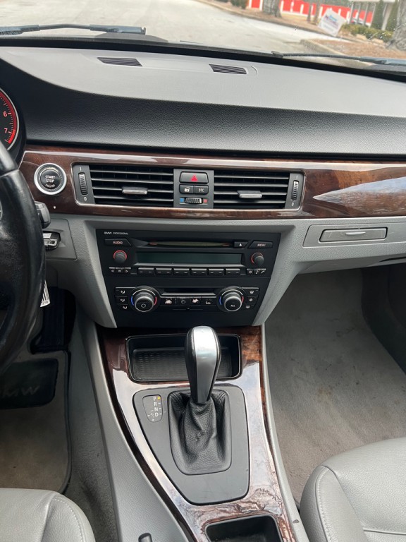 2011 BMW 3 Series Image 17