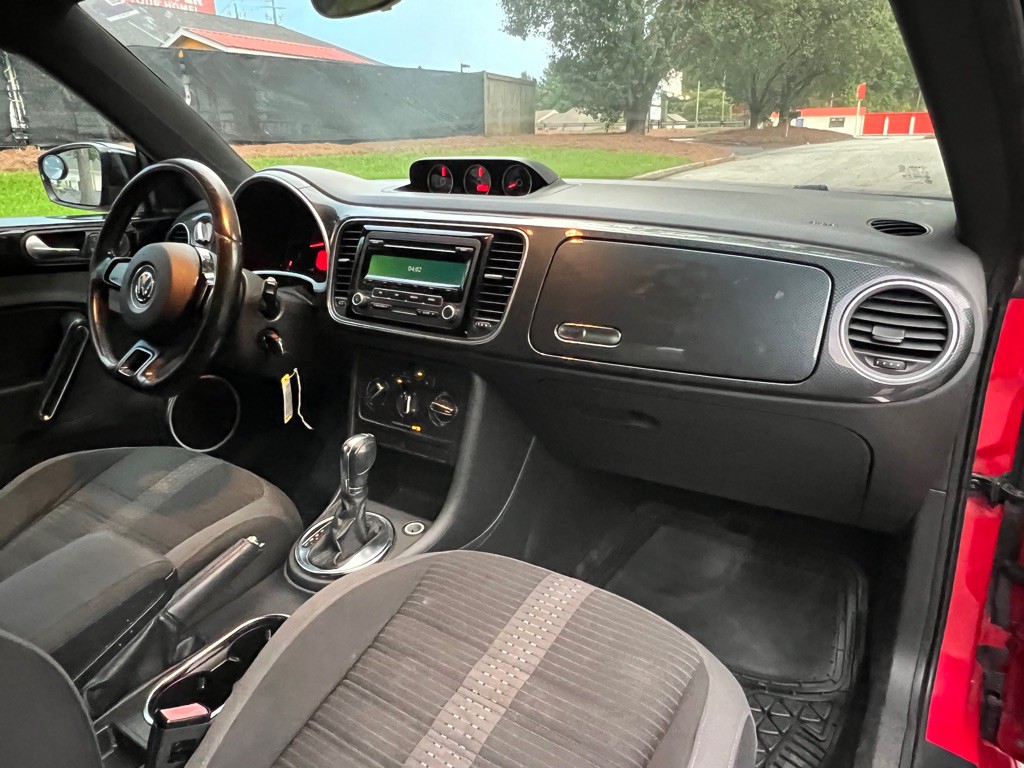 2013 Volkswagen Beetle Image 10