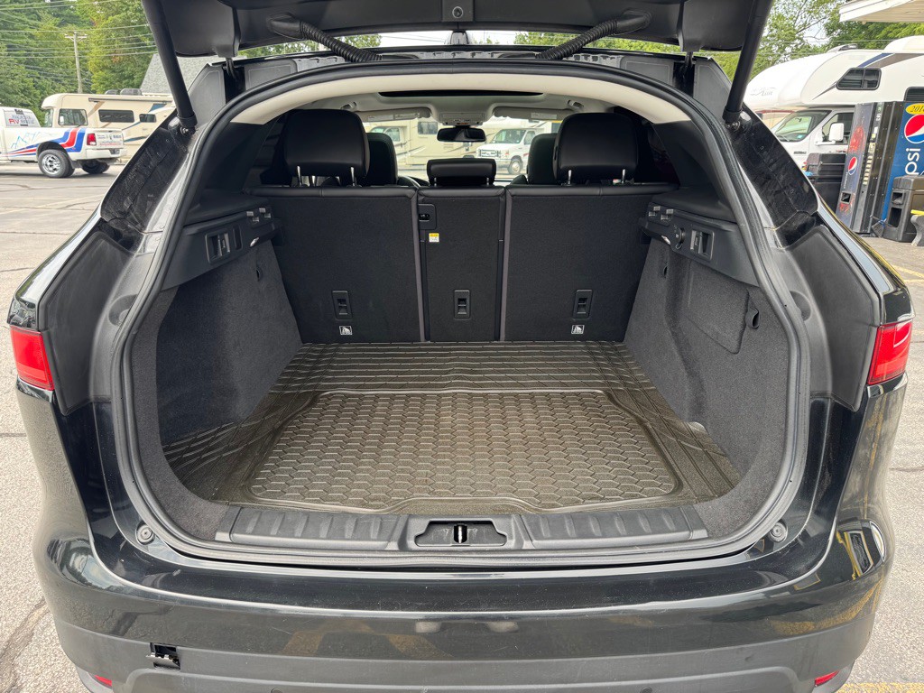 2018 Jaguar F-PACE Image 9