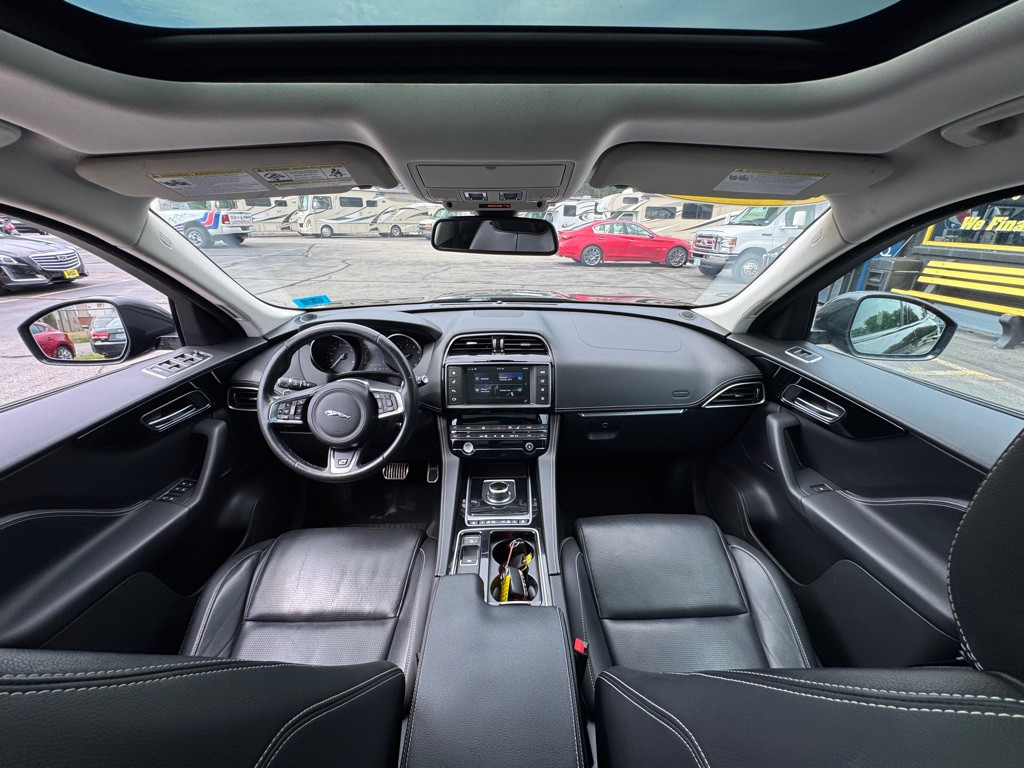 2018 Jaguar F-PACE Image 15