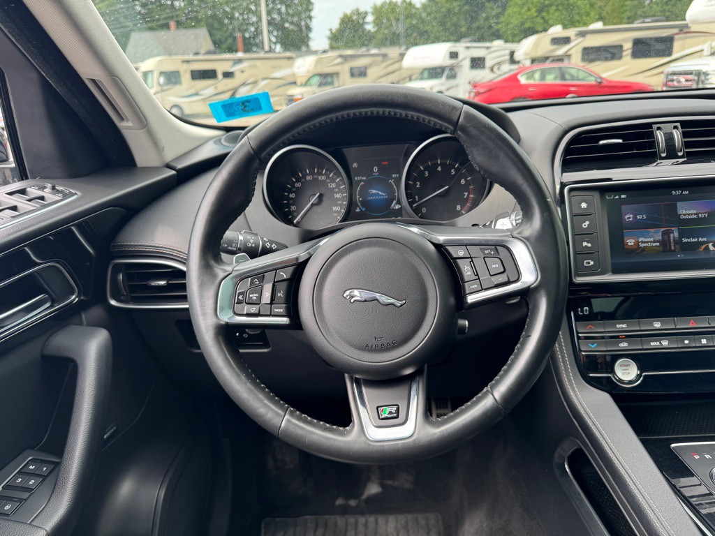 2018 Jaguar F-PACE Image 16