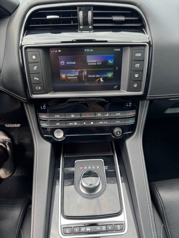 2018 Jaguar F-PACE Image 18