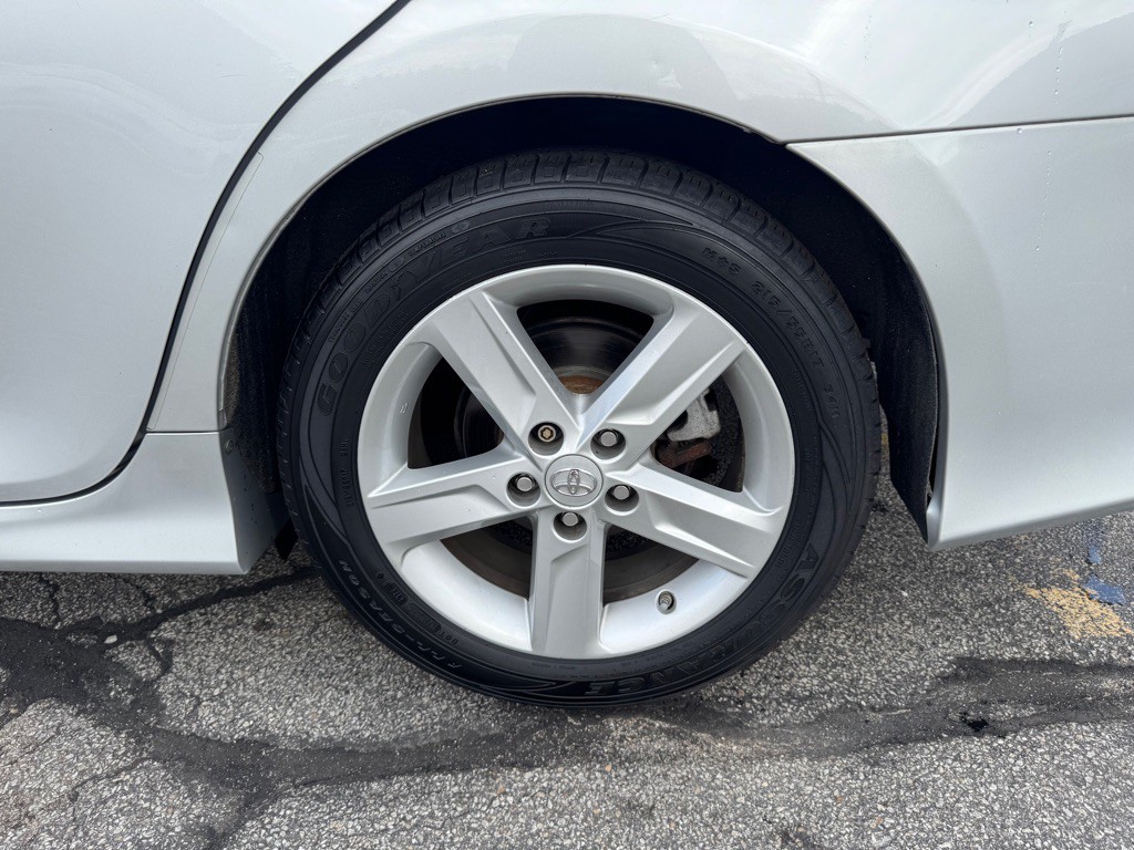 2013 Toyota Camry Image 19
