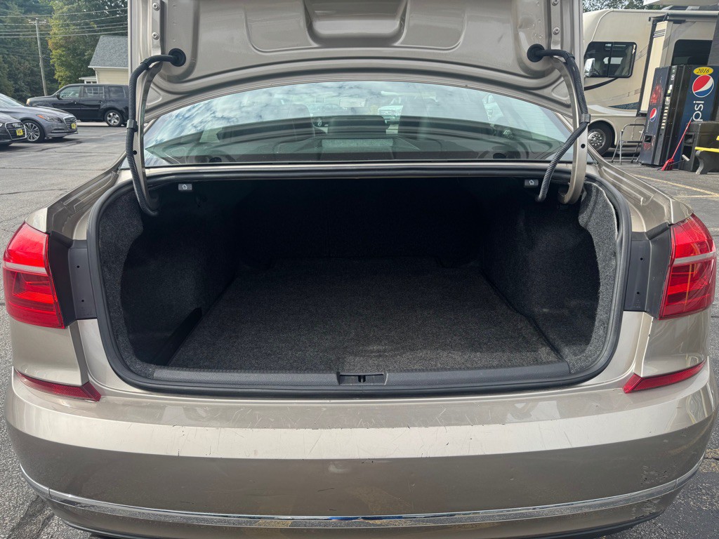 2016 Volkswagen Passat Image 9