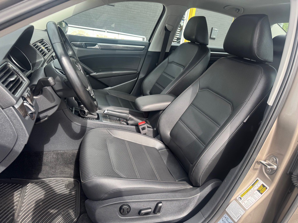 2016 Volkswagen Passat Image 11